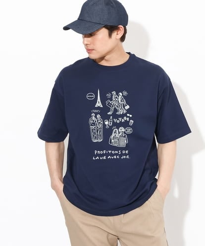 KHKGV31044 a.v.v MEN 【ucaU×a.v.vコラボ】フロントプリントワイドシルエットTシャツ