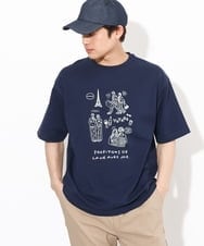 KHKGV31044 a.v.v MEN(アー・ヴェ・ヴェ) 【ucaU×a.v.vコラボ】フロントプリントワイドシルエットTシャツ ネイビー