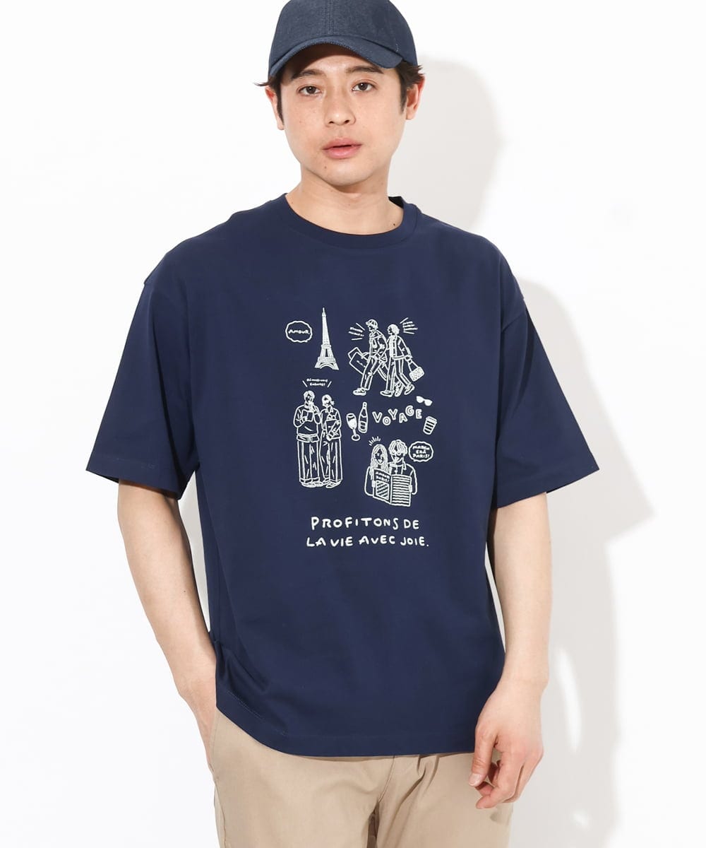 KHKGV31044 a.v.v MEN(アー・ヴェ・ヴェ) 【ucaU×a.v.vコラボ】フロントプリントワイドシルエットTシャツ ネイビー