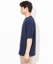 KHKGV31044 a.v.v MEN(アー・ヴェ・ヴェ) 【ucaU×a.v.vコラボ】フロントプリントワイドシルエットTシャツ ネイビー