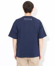 KHKGV31044 a.v.v MEN(アー・ヴェ・ヴェ) 【ucaU×a.v.vコラボ】フロントプリントワイドシルエットTシャツ ネイビー