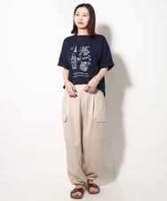 KHKGV31044 a.v.v MEN(アー・ヴェ・ヴェ) 【ucaU×a.v.vコラボ】フロントプリントワイドシルエットTシャツ ネイビー
