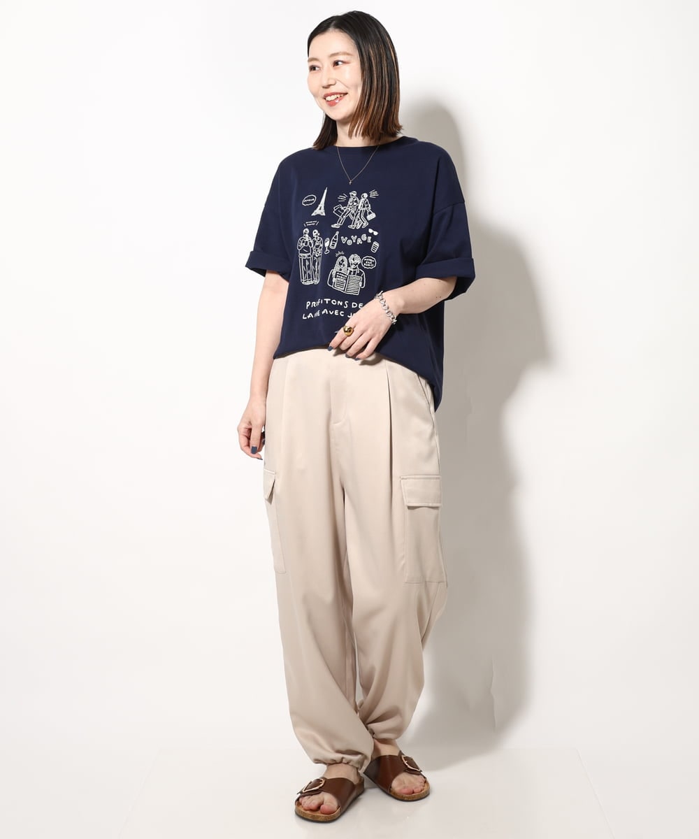 KHKGV31044 a.v.v MEN(アー・ヴェ・ヴェ) 【ucaU×a.v.vコラボ】フロントプリントワイドシルエットTシャツ ネイビー