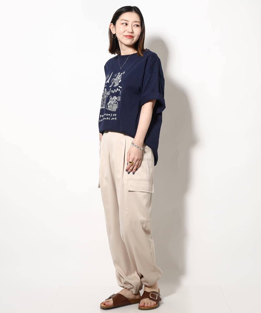 KHKGV31044 a.v.v MEN(アー・ヴェ・ヴェ) 【ucaU×a.v.vコラボ】フロントプリントワイドシルエットTシャツ ネイビー