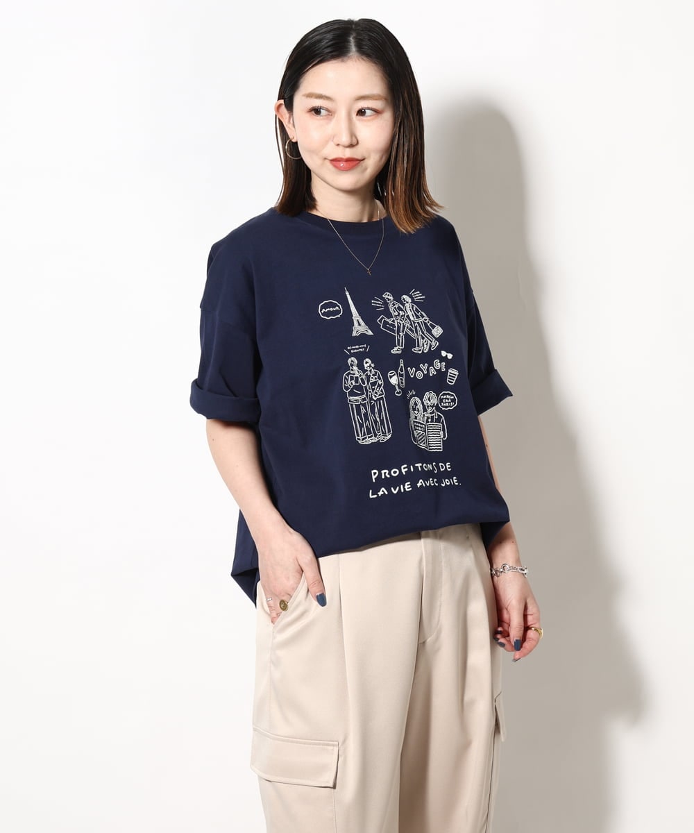 KHKGV31044 a.v.v MEN(アー・ヴェ・ヴェ) 【ucaU×a.v.vコラボ】フロントプリントワイドシルエットTシャツ ネイビー