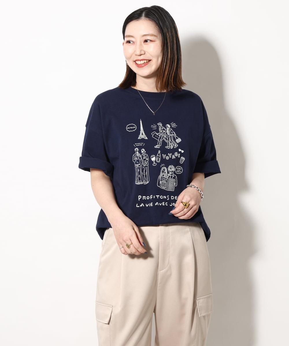 KHKGV31044 a.v.v MEN(アー・ヴェ・ヴェ) 【ucaU×a.v.vコラボ】フロントプリントワイドシルエットTシャツ ネイビー