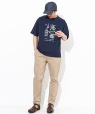 KHKGV31044 a.v.v MEN(アー・ヴェ・ヴェ) 【ucaU×a.v.vコラボ】フロントプリントワイドシルエットTシャツ ネイビー