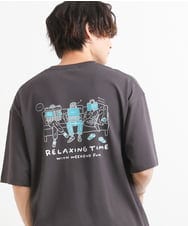 KHKHS62044 a.v.v MEN(アー・ヴェ・ヴェ) 【イラストレーターコラボ】バックプリントTシャツ ダークグレー