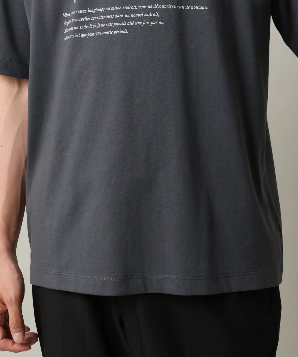 KHKHV12034 a.v.v MEN(アー・ヴェ・ヴェ) 【接触冷感】ロゴプリントセミワイドシルエットTシャツ ダークグレー