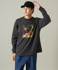 KHKJV12044 a.v.v MEN(アー・ヴェ・ヴェ) 【HIDEYUKI SUTO×a.v.vコラボ】フォトプリントワイドシルエットロングＴシャツ ダークグレー