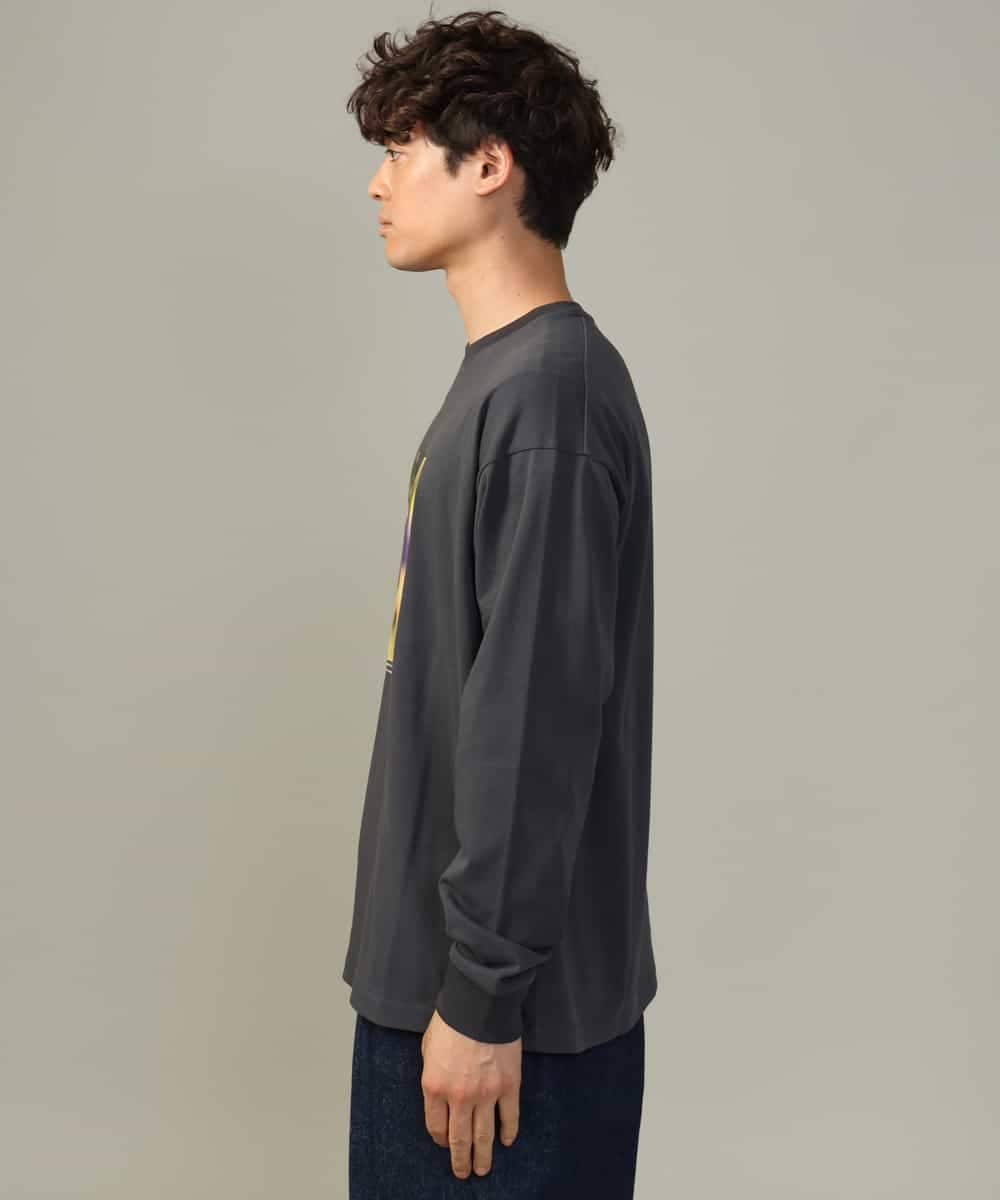 KHKJV12044 a.v.v MEN(アー・ヴェ・ヴェ) 【HIDEYUKI SUTO×a.v.vコラボ】フォトプリントワイドシルエットロングＴシャツ ダークグレー