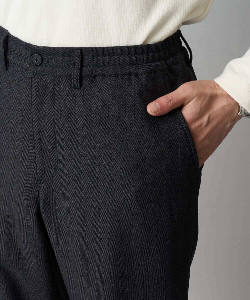 KHLLA35069 a.v.v MEN(アー・ヴェ・ヴェ) 【イージーケア/毛玉になりにくい】LANATECヘリンボーンセミルーズパンツ【ストレッチ/洗濯機で洗える】 ダークグレー
