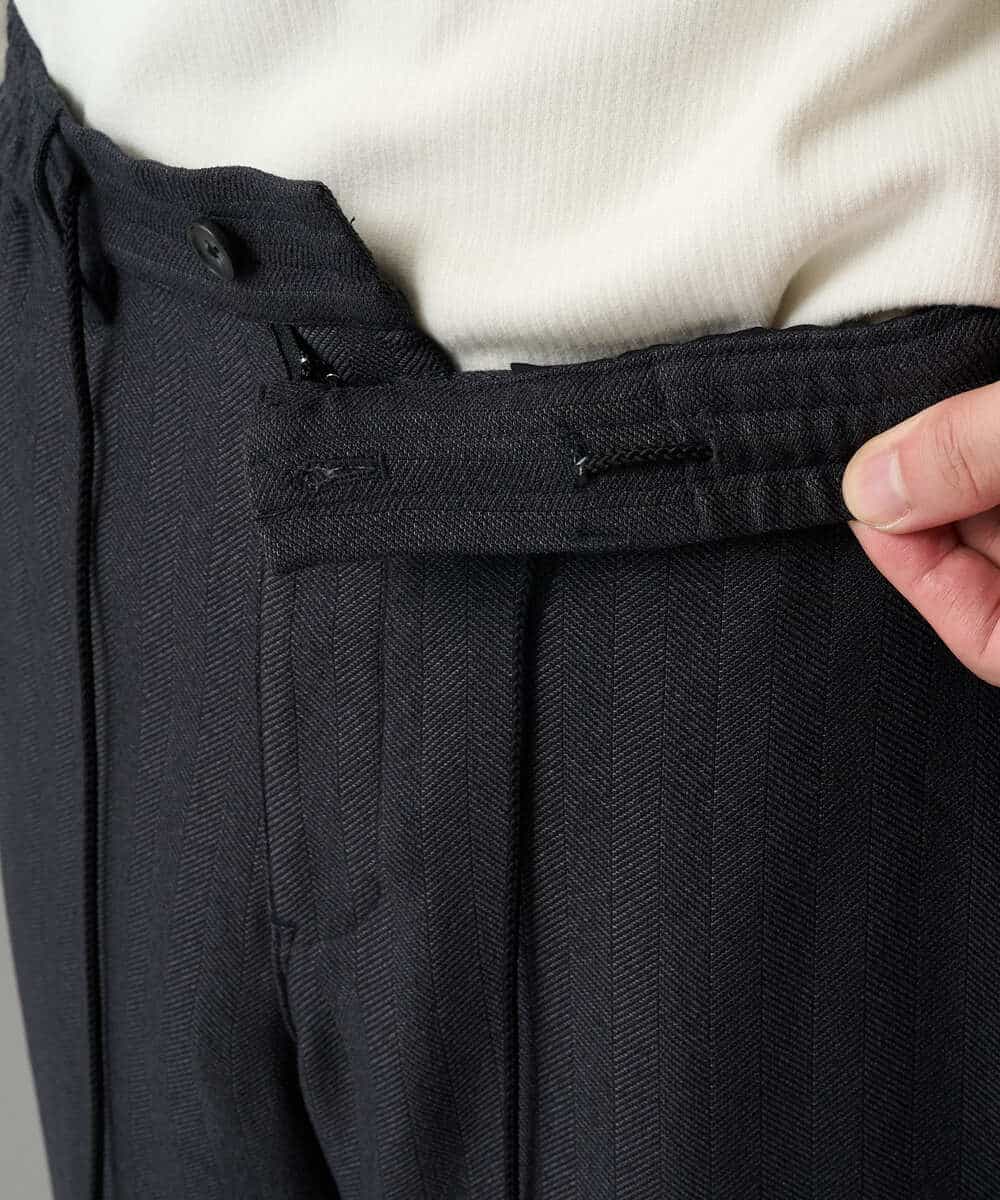 KHLLA35069 a.v.v MEN(アー・ヴェ・ヴェ) 【イージーケア/毛玉になりにくい】LANATECヘリンボーンセミルーズパンツ【ストレッチ/洗濯機で洗える】 ダークグレー