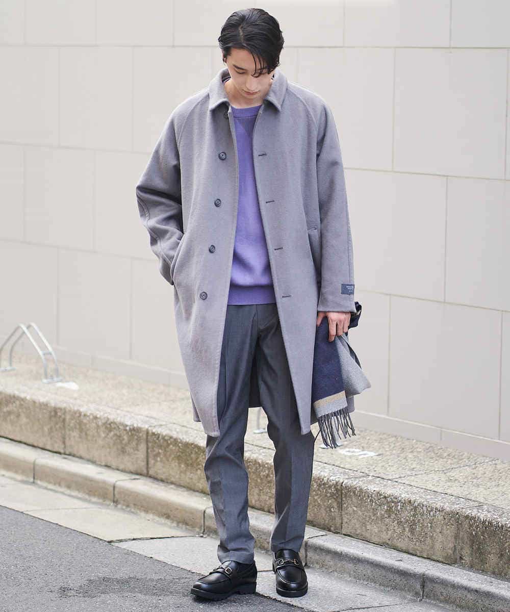 Model : H184 B87 W73 H92 Size48

生地には二重織素材を使用し表面にビーバー仕上げを施すことで、程よいツヤ感と触り心地の良さが特長です。
シルエットはトレンドのオーバーサイズなビッグシルエットでリラックス感があります。
袖裏のみに裏地を付けることで、生地の厚さを保ちながら、軽さを出しています。
クルーネックニットのカジュアルスタイルからジャケットのきれいめスタイルまで合わせられる今季オススメのトレンドコートです。

チェックはこちらから！