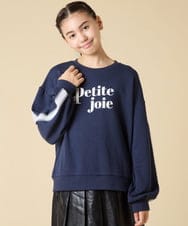 KJKKA34034 a.v.v KIDS(アー・ヴェ・ヴェ) [130-160]【袖デザイン/プリントロゴ＋パール調デザイン/通学にもオススメ】レーステープ裏毛トレーナー ネイビー