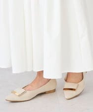 KS6GD02059 a.v.v(アー・ヴェ・ヴェ) バックル付きローカットパンプス アイボリー