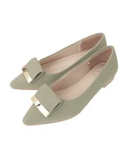 KS6GD02059 a.v.v(アー・ヴェ・ヴェ) バックル付きローカットパンプス アイボリー