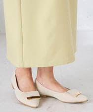 KS6GD02059 a.v.v(アー・ヴェ・ヴェ) バックル付きローカットパンプス アイボリー