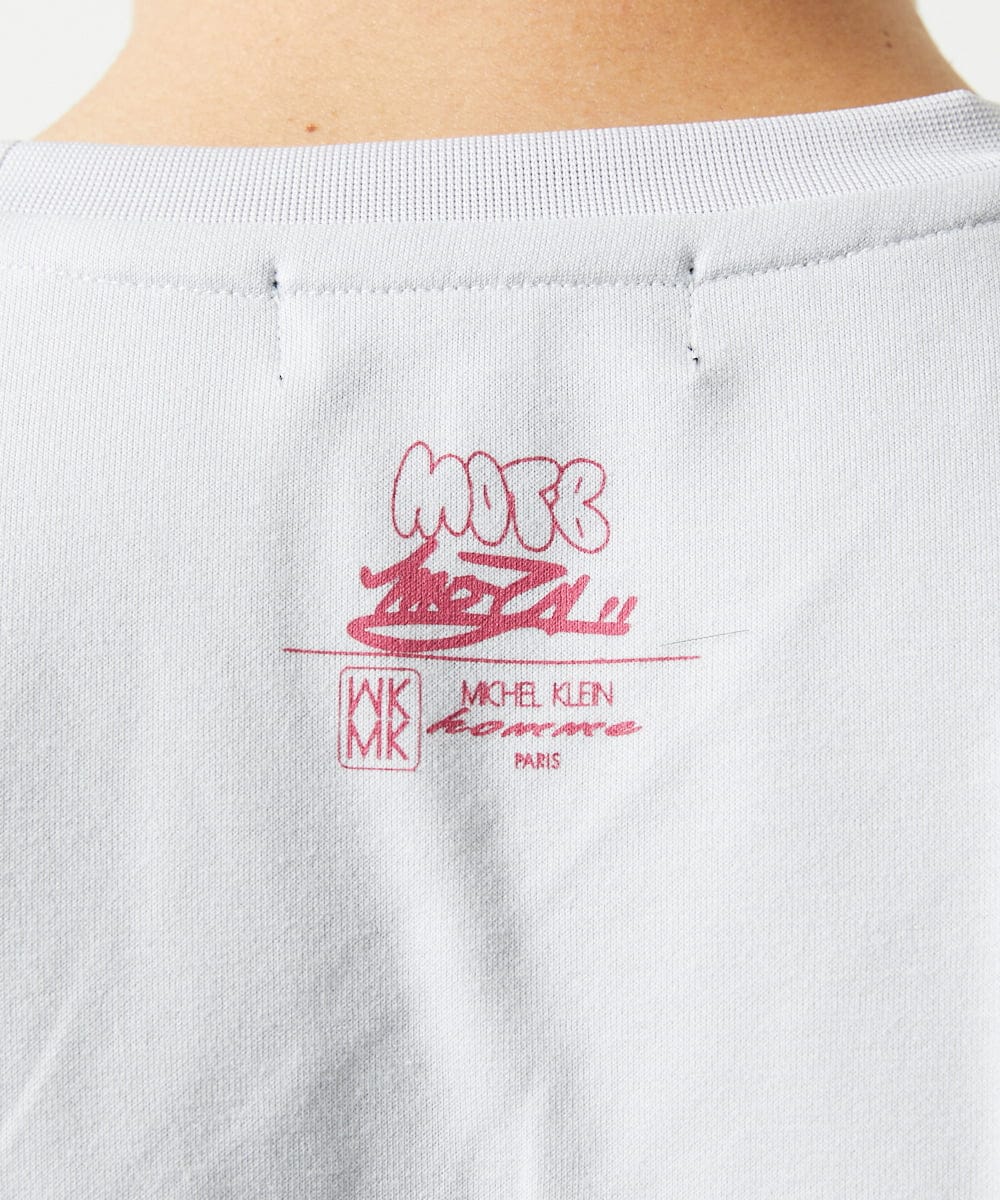 MKKIC25069 MK MICHEL KLEIN HOMME(MKミッシェルクランオム) MOT8ｺﾗﾎﾞｳｻｷﾞﾌﾟﾘﾝﾄTｼｬﾂ ライトグレー
