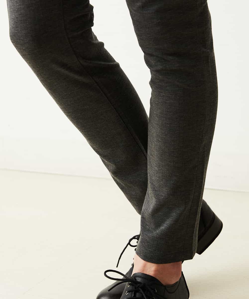 MKLGM64110 MK MICHEL KLEIN HOMME(MKミッシェルクランオム) コンパクトシルキーセットアップパンツ ダークグレー