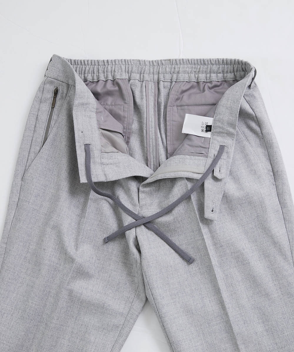 MNLAV82250 MICHEL KLEIN HOMME(ミッシェルクラン オム) リラックススラックスパンツ ライトグレー(91)
