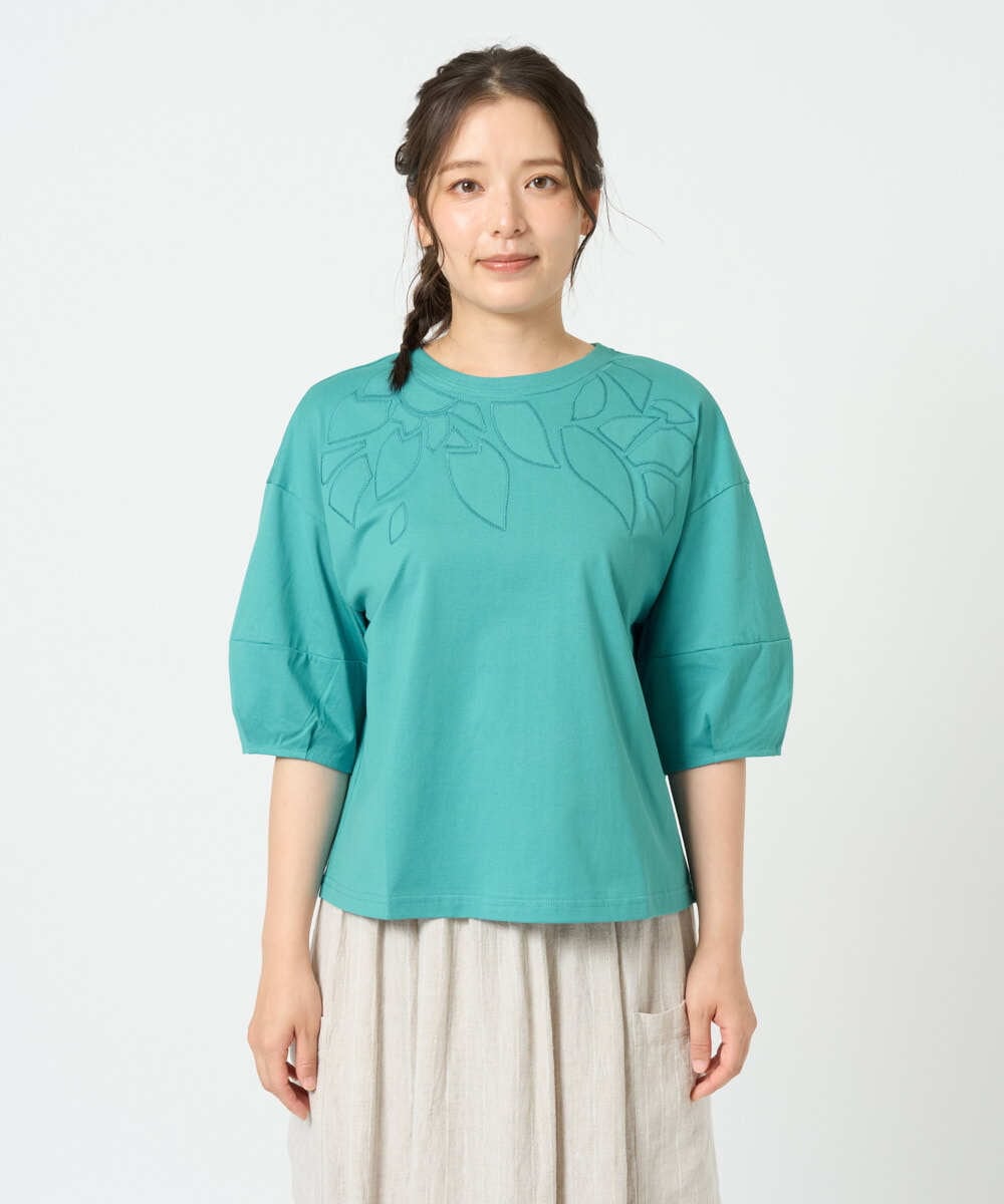 NGKHD66150 GIANNI LO GIUDICE(ジャンニ ロ ジュディチェ) [洗える]ボタニカル刺繍天竺カットソー ブルー