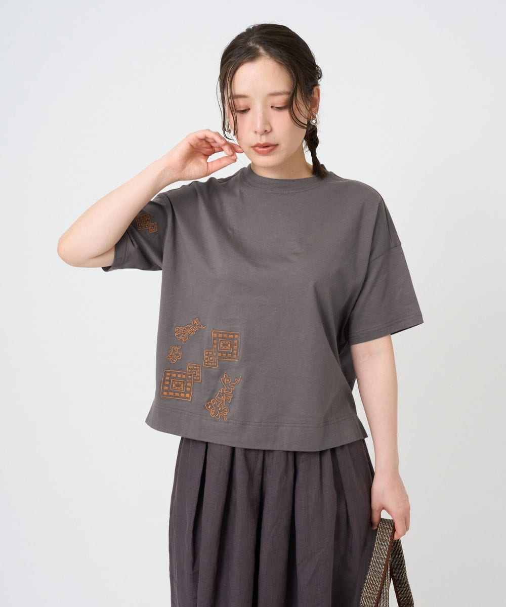 NGKHE61170 GIANNI LO GIUDICE(ジャンニ ロ ジュディチェ) 【洗える】コットン天竺刺繍カットソー ブラウン