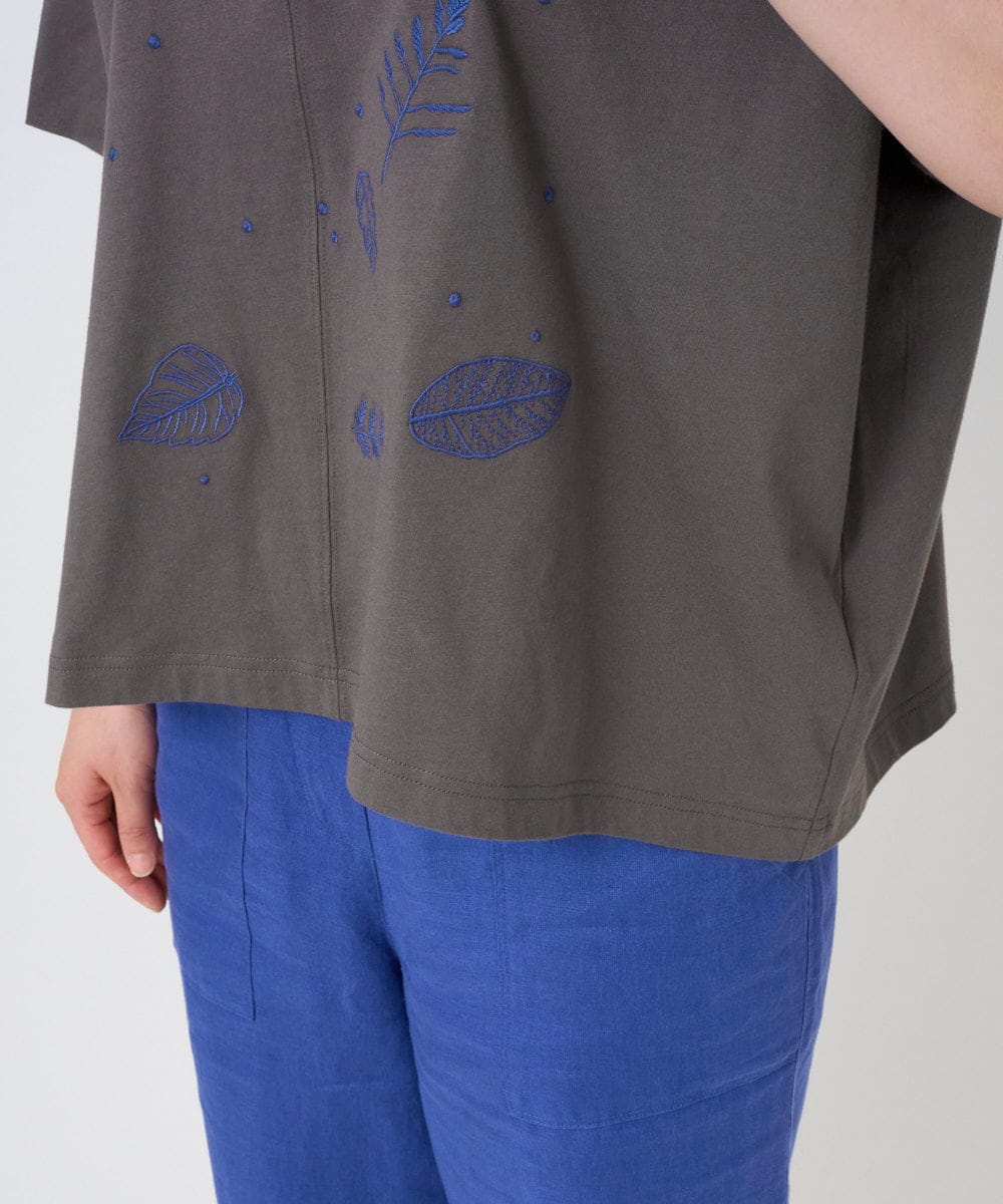 NGKHE62180 GIANNI LO GIUDICE(ジャンニ ロ ジュディチェ) 【洗える】コットン天竺リーフ刺繍カットソー ブラウン