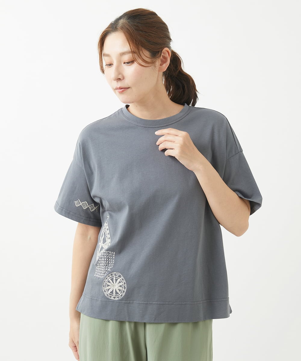 NGKHW01170 GIANNI LO GIUDICE(ジャンニ ロ ジュディチェ) [洗える]コットン天竺刺繍カットソー ダークグレー