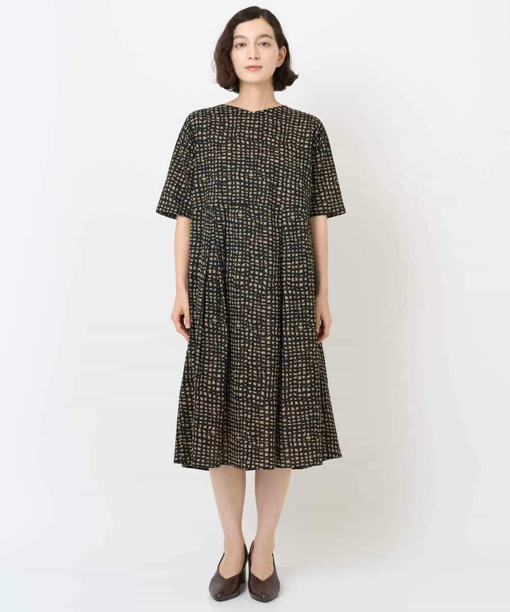 NHEJB11390 GIANNI LO GIUDICE(小さいサイズ)(メゾン ドゥ サンク) [日本製]ミラクルウェーブブロックプリントワンピース ネイビー系