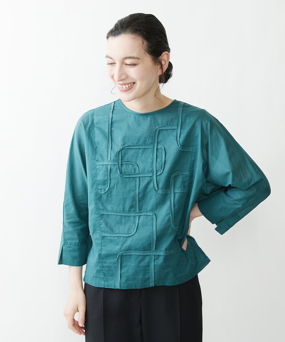 NHKGQ33240 GIANNI LO GIUDICE(小さいサイズ)(メゾン ドゥ サンク) テープ刺繍幾何柄デザイントップス ブルーグリーン