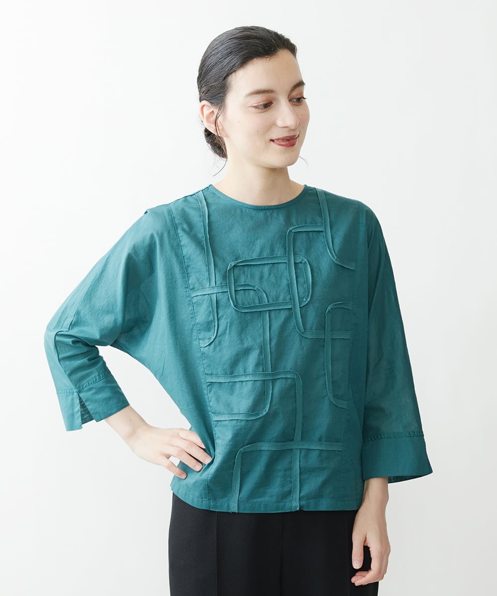 NHKGQ33240 GIANNI LO GIUDICE(小さいサイズ)(メゾン ドゥ サンク) テープ刺繍幾何柄デザイントップス ブルーグリーン