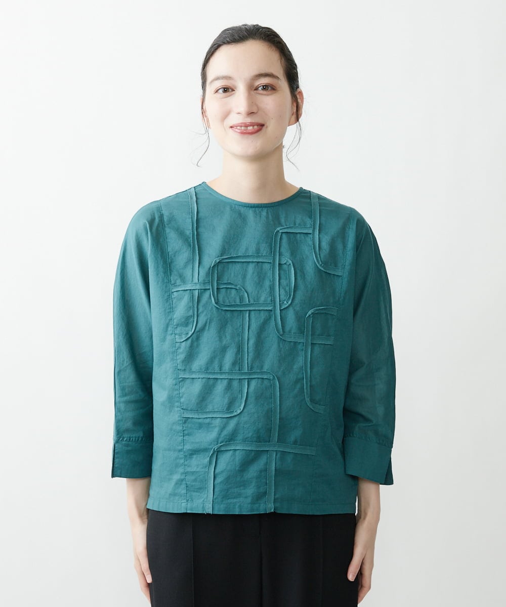 NHKGQ33240 GIANNI LO GIUDICE(小さいサイズ)(メゾン ドゥ サンク) テープ刺繍幾何柄デザイントップス ブルーグリーン