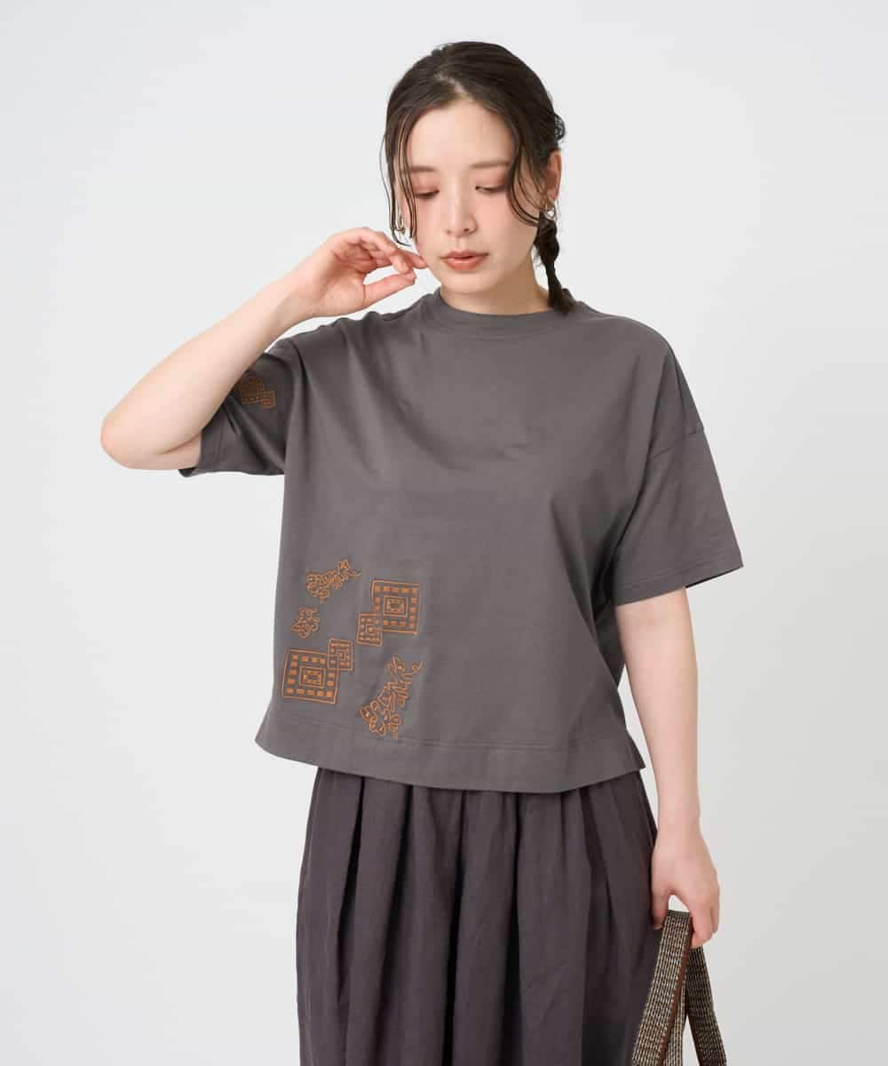 NHKHE61170 GIANNI LO GIUDICE(小さいサイズ)(メゾン ドゥ サンク) コットン天竺刺繍カットソー ブラウン