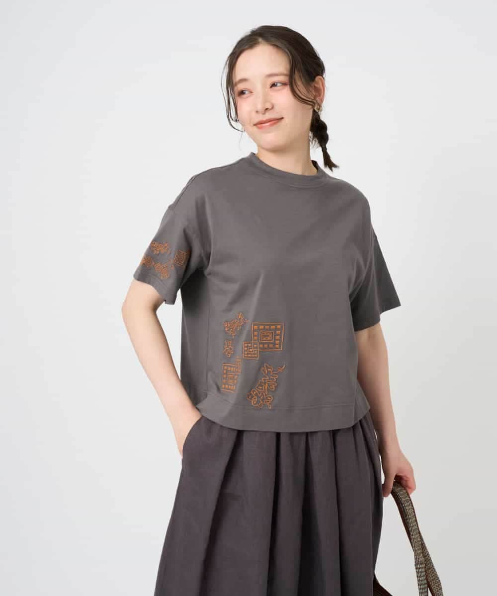 NHKHE61170 GIANNI LO GIUDICE(小さいサイズ)(メゾン ドゥ サンク) コットン天竺刺繍カットソー ブラウン