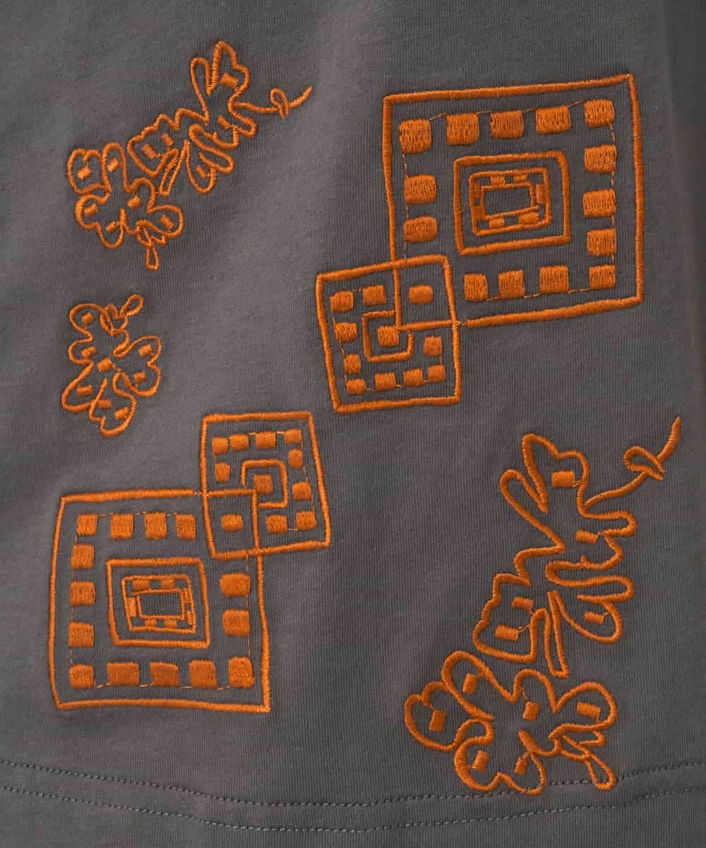 NHKHE61170 GIANNI LO GIUDICE(小さいサイズ)(メゾン ドゥ サンク) コットン天竺刺繍カットソー ブラウン