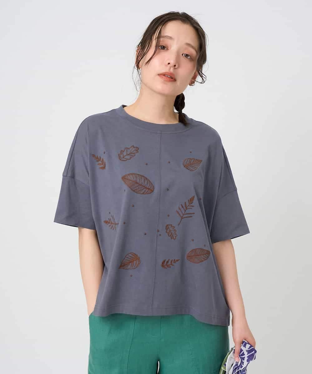 NHKHE62180 GIANNI LO GIUDICE(小さいサイズ)(メゾン ドゥ サンク) コットン天竺リーフ刺繍カットソー ブラウン