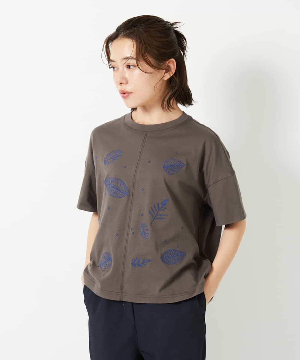 NHKHE62180 GIANNI LO GIUDICE(小さいサイズ)(メゾン ドゥ サンク) コットン天竺リーフ刺繍カットソー ブラウン
