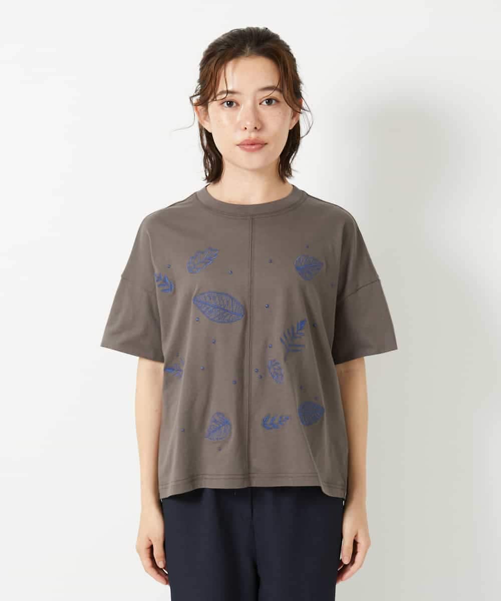 NHKHE62180 GIANNI LO GIUDICE(小さいサイズ)(メゾン ドゥ サンク) コットン天竺リーフ刺繍カットソー ブラウン