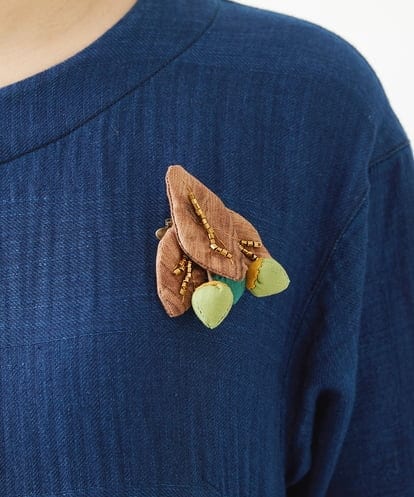 NK2AV12080 GIANNI LO GIUDICE [日本製]クラフト木の実ブローチ