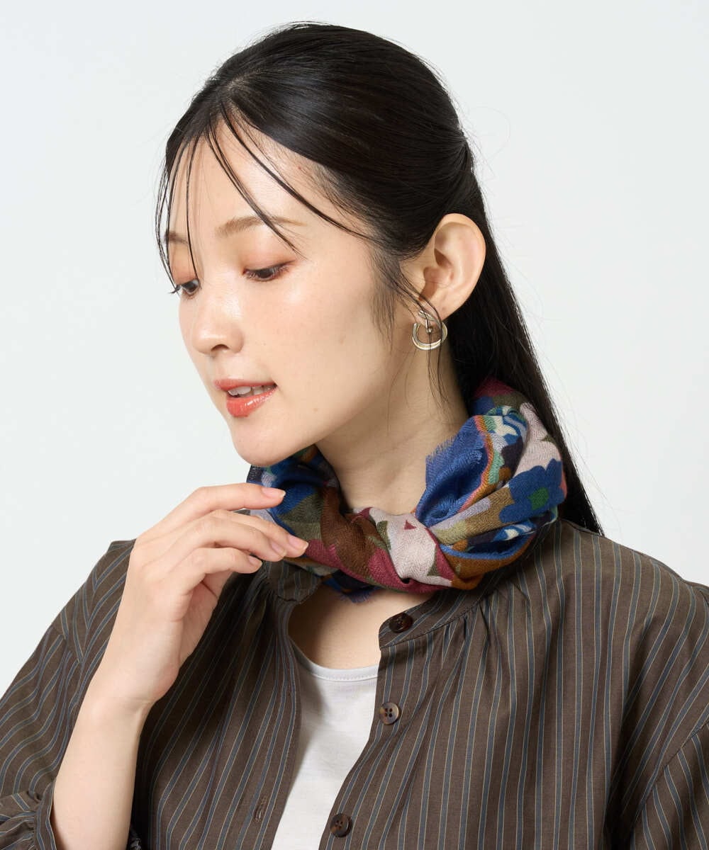 NK3JD05140 GIANNI LO GIUDICE(ジャンニ ロ ジュディチェ) フラワープリントスクエアスカーフ ネイビー