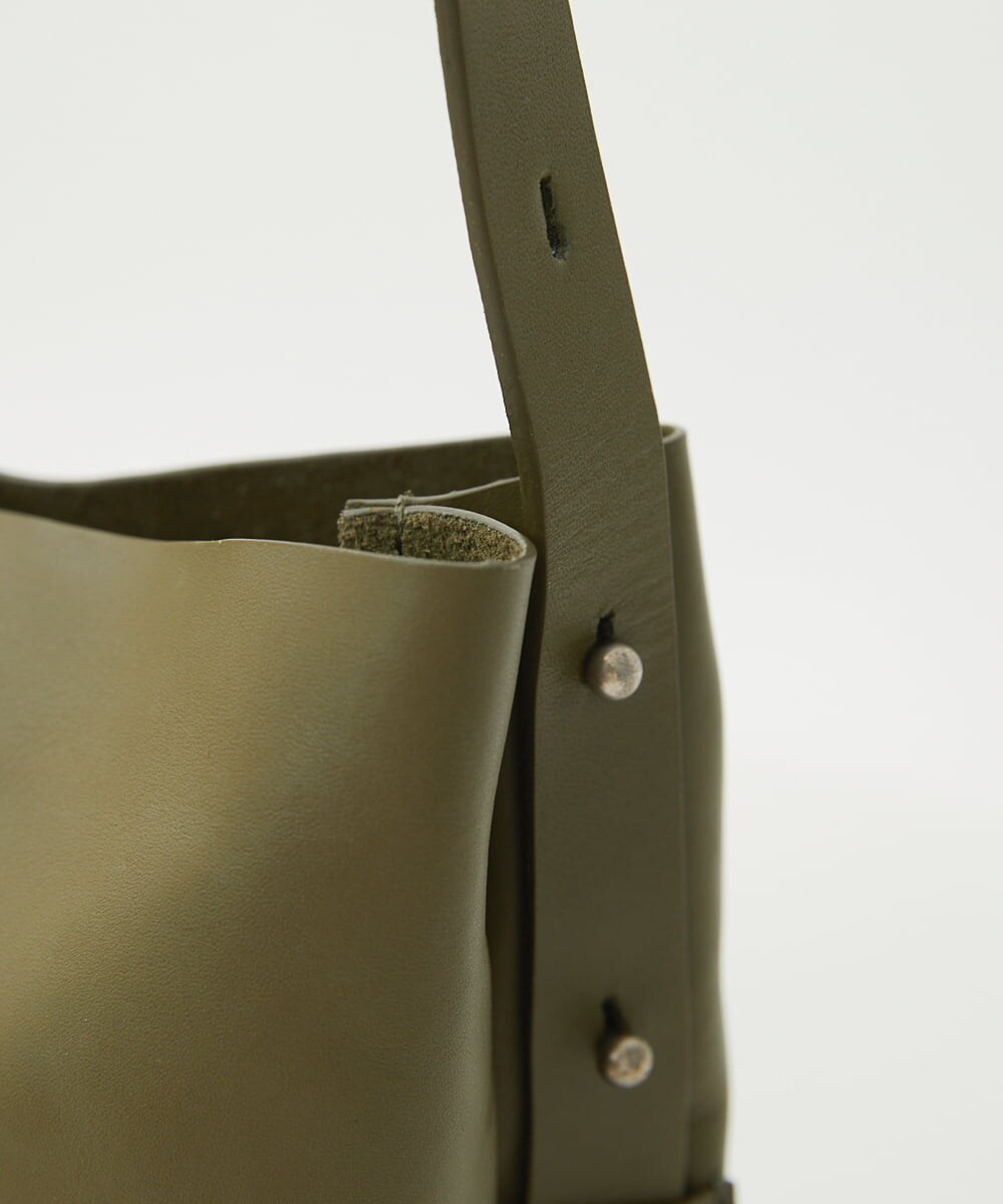 NK5AV01190 GIANNI LO GIUDICE(ジャンニ ロ ジュディチェ) カウバケットバッグ カーキ