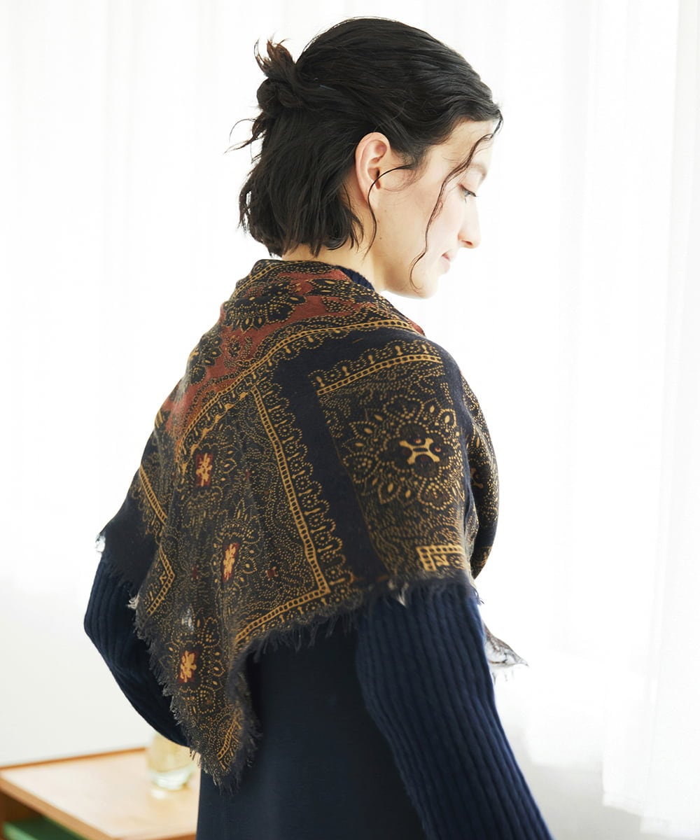 NR3AE12160 GIANNI LO GIUDICE(小さいサイズ)(メゾン ドゥ サンク) エスニックスクエアストール ブラック