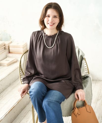 OLBDD01089 eur3 【WEB先行販売】【大きいサイズ/11号サイズあり】タックネックサテンブラウス