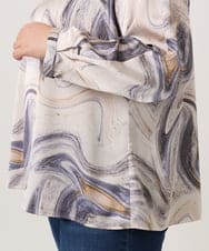 OLBDD10089 eur3(エウルキューブ) 【WEB先行販売】【大きいサイズ】アブストラクトプリントブラウス ベージュ(82)