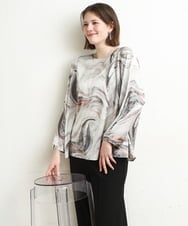 OLBDD10089 eur3(エウルキューブ) 【WEB先行販売】【大きいサイズ】アブストラクトプリントブラウス ライトグレー(91)