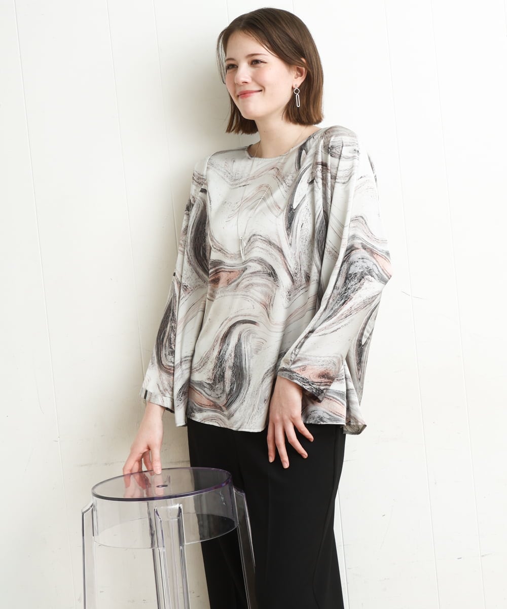 OLBDD10089 eur3(エウルキューブ) 【WEB先行販売】【大きいサイズ】アブストラクトプリントブラウス ライトグレー(91)