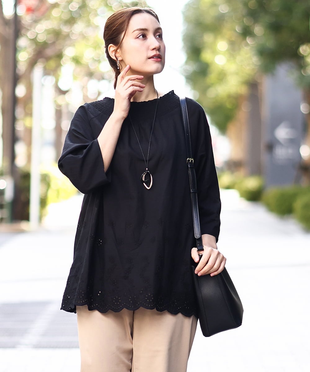 OLBEA16119 eur3(エウルキューブ) 【大きいサイズ】シャーリング刺繍ブラウス ブラック(94)