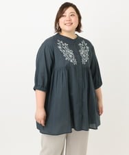 OLBFA06089 eur3(エウルキューブ) 【大きいサイズ】フラワー刺繍ブラウス ダークグレー(93)