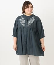 OLBFA06089 eur3(エウルキューブ) 【大きいサイズ】フラワー刺繍ブラウス ダークグレー(93)